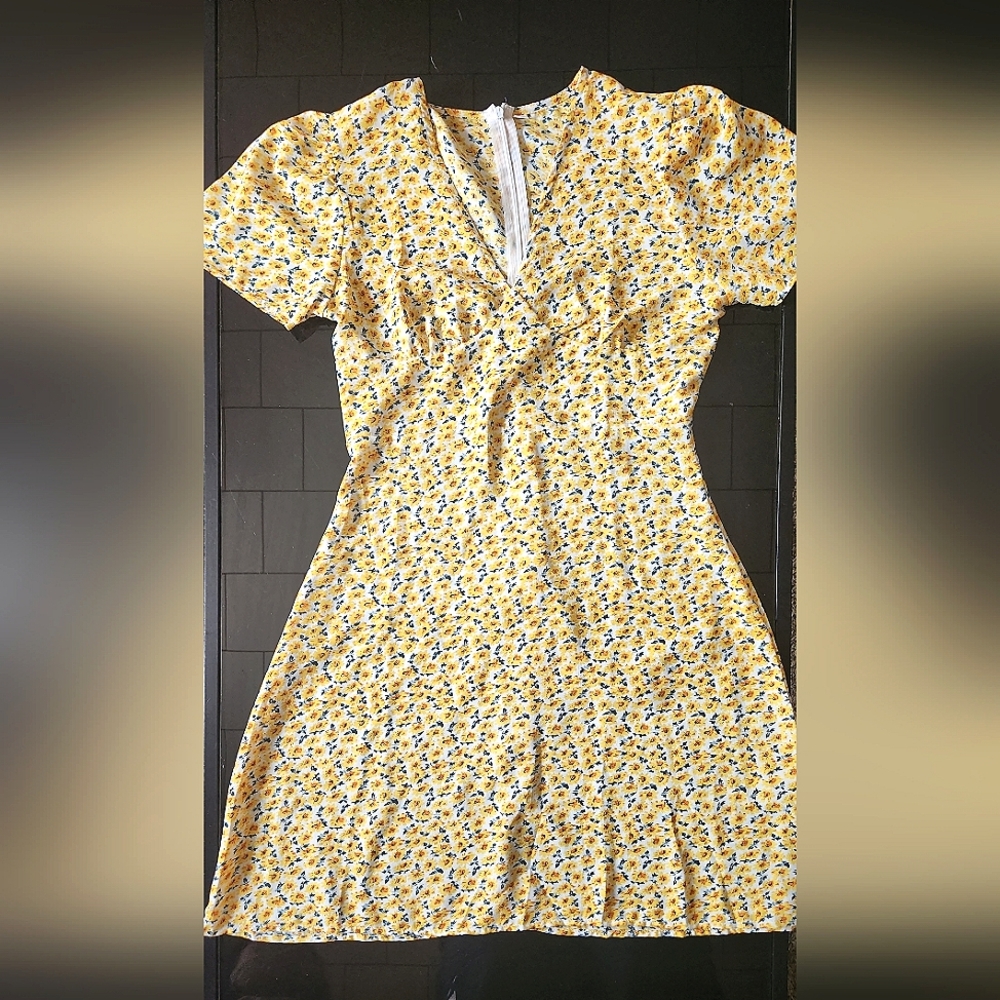 Perfect Spring Dress 🌼 Never been worn.